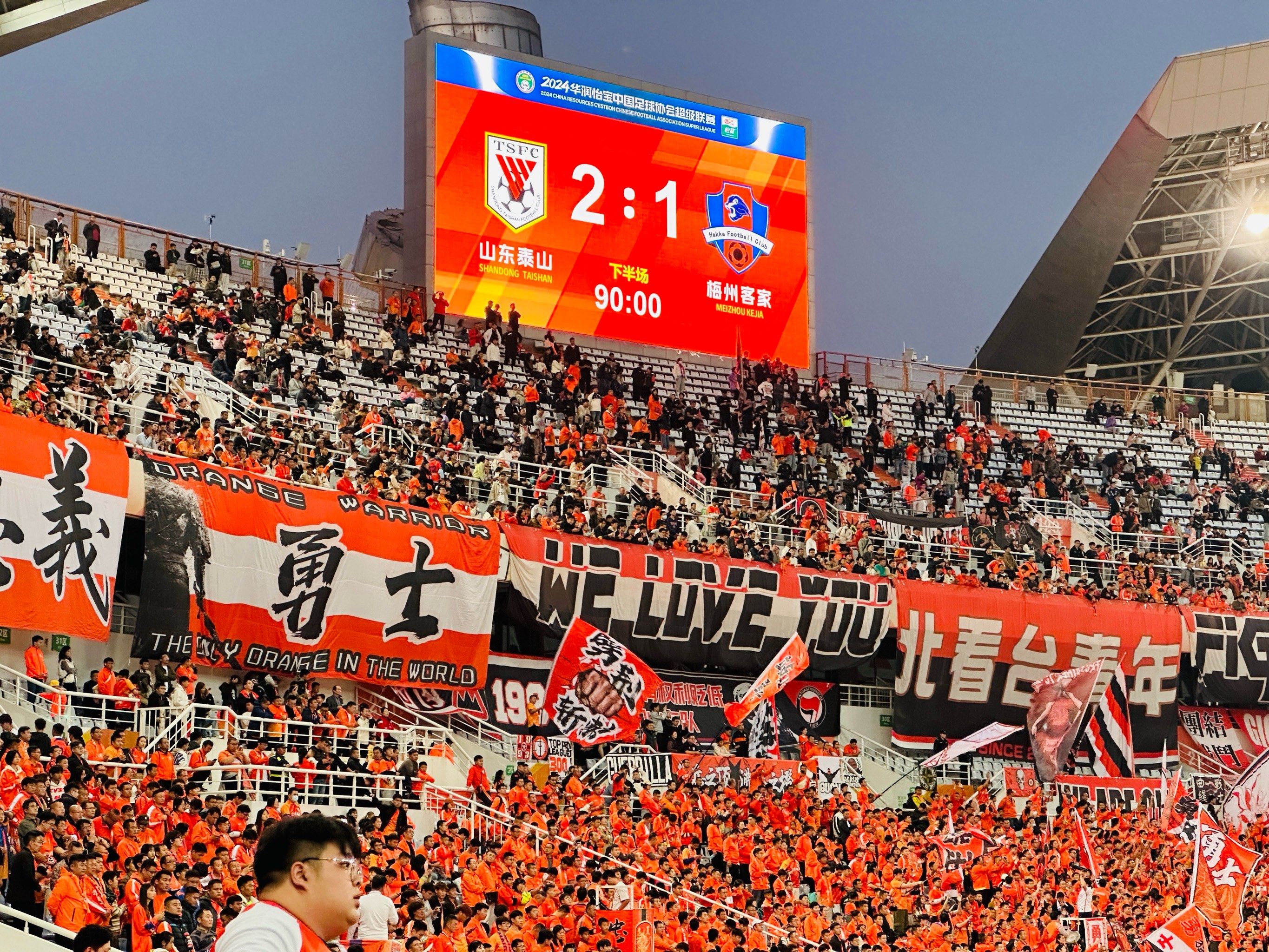 精彩瞬间回放：篮球场上的激情对决的简单介绍