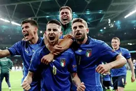 包含欧洲足球风云：本轮比赛给球迷们带来惊喜的词条