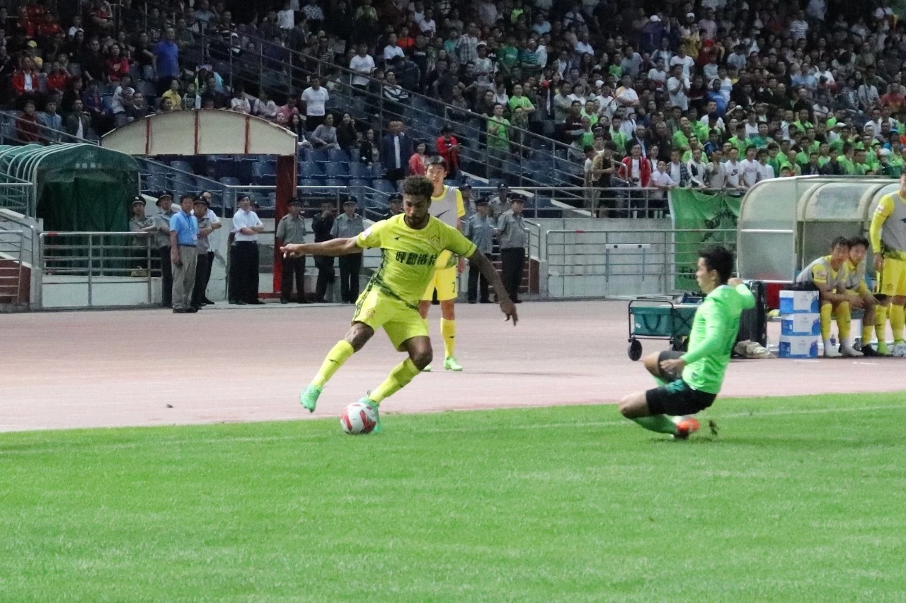 绿城与新疆雪豹交锋：要争胜不惧敌